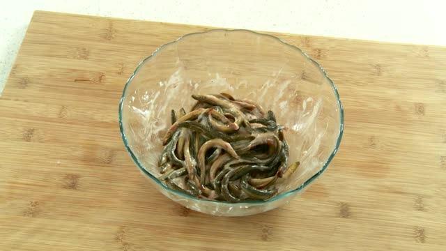 泥鳅的做法视频
:泥鳅怎么做才好吃？  第9张