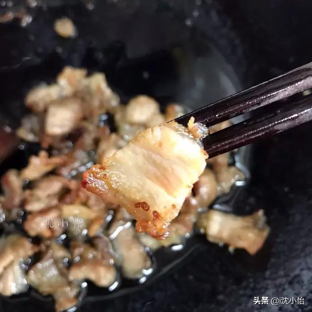 辣椒炒肉做法视频
:辣椒炒肉怎么样做，肉吃起来才会很嫩？  第2张