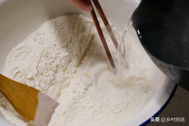草帽饼的做法视频
:烙饼，和面用什么水最好？  第2张