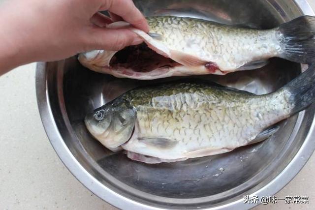 红烧鲫鱼做法视频教程
:红烧鲫鱼怎么做？  第1张