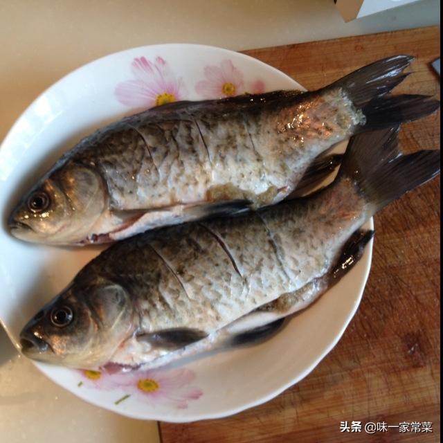 红烧鲫鱼做法视频教程
:红烧鲫鱼怎么做？  第3张