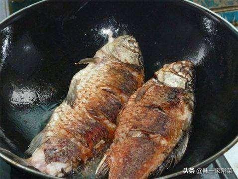 红烧鲫鱼做法视频教程
:红烧鲫鱼怎么做？  第6张