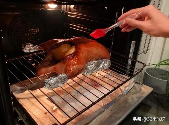 北京烤鸭的做法视频
:北京烤鸭怎么做不油腻？  第4张