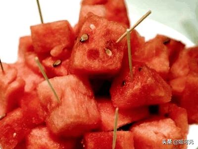 果盘做法大全视频教程全集
:如何切5种不同的西瓜果盘？  第1张