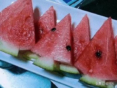 果盘做法大全视频教程全集
:如何切5种不同的西瓜果盘？  第3张