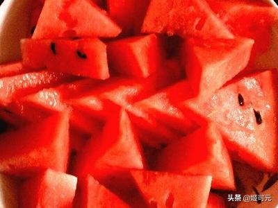 果盘做法大全视频教程全集
:如何切5种不同的西瓜果盘？  第5张