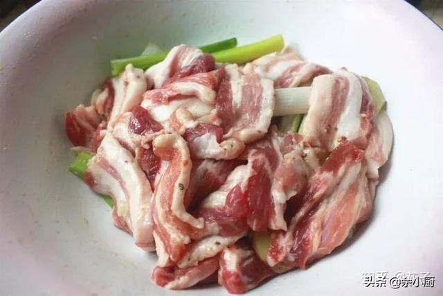 小酥肉的做法视频
:小酥肉蒸碗的比例配方有哪些？  第3张