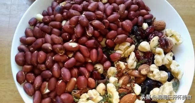 月饼的做法视频
:月饼是什么食材制作的？  第4张