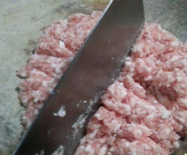 东北肉饼的做法视频
:东北的馅饼怎么做？特点是薄，劲道，一咬掉渣那种，不是脆的那种？  第5张
