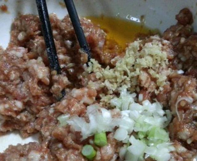 东北肉饼的做法视频
:东北的馅饼怎么做？特点是薄，劲道，一咬掉渣那种，不是脆的那种？  第7张