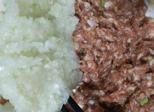 东北肉饼的做法视频
:东北的馅饼怎么做？特点是薄，劲道，一咬掉渣那种，不是脆的那种？  第10张