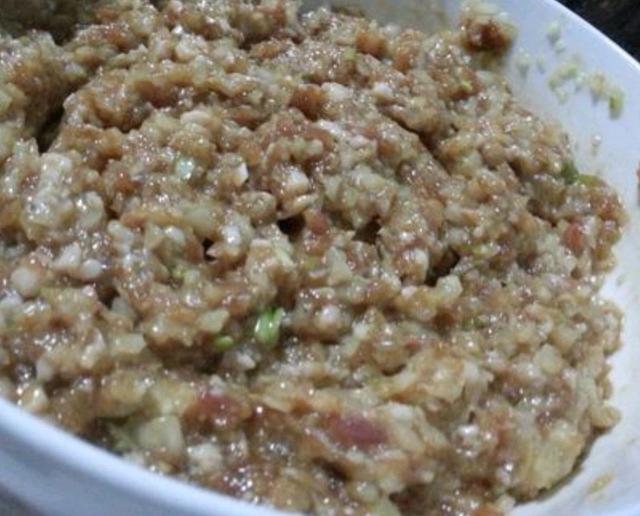 东北肉饼的做法视频
:东北的馅饼怎么做？特点是薄，劲道，一咬掉渣那种，不是脆的那种？  第11张
