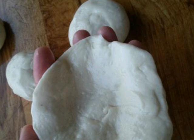东北肉饼的做法视频
:东北的馅饼怎么做？特点是薄，劲道，一咬掉渣那种，不是脆的那种？  第13张