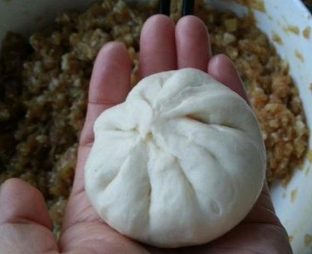 东北肉饼的做法视频
:东北的馅饼怎么做？特点是薄，劲道，一咬掉渣那种，不是脆的那种？  第15张
