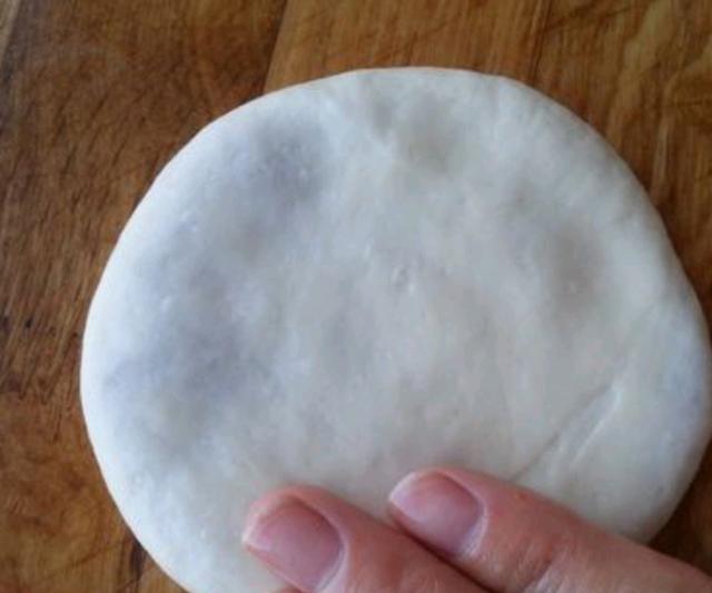 东北肉饼的做法视频
:东北的馅饼怎么做？特点是薄，劲道，一咬掉渣那种，不是脆的那种？  第17张