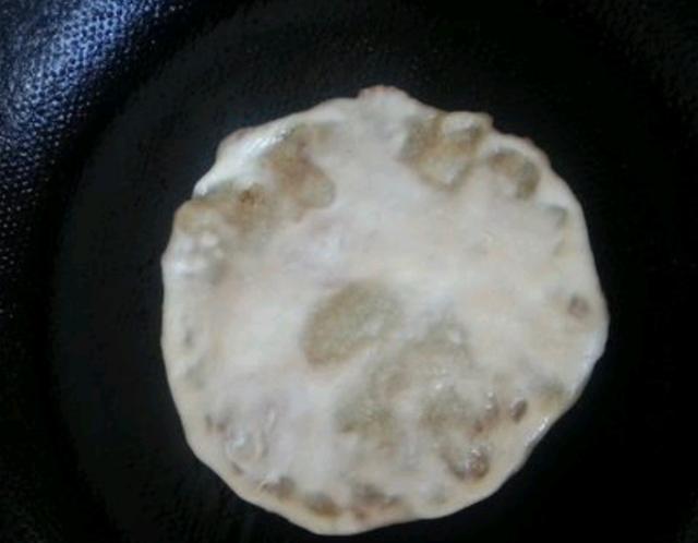 东北肉饼的做法视频
:东北的馅饼怎么做？特点是薄，劲道，一咬掉渣那种，不是脆的那种？  第18张