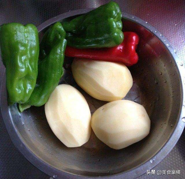 大盘鸡做法视频
:大盘鸡怎么做，又嫩又好吃，欢迎回答？  第2张