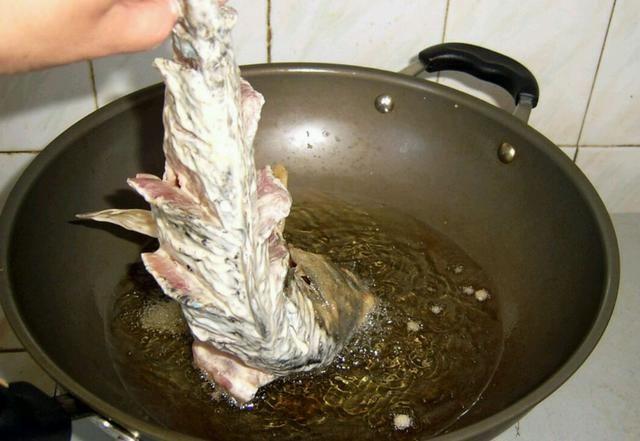 糖醋鲤鱼的做法视频教程
:糖醋鲤鱼如何能炸出鲤鱼跳龙门的造型？糖醋汁怎么调？  第3张