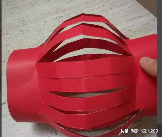 灯笼怎么做视频教程
:简单纸灯笼手工制作教程？  第2张