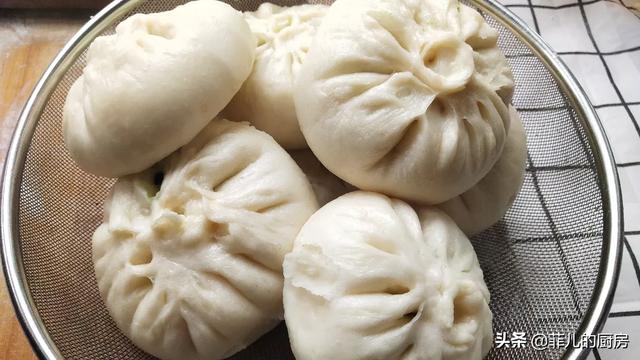 包子皮的做法视频
:怎样和出的发面做出的包子皮松软好吃？  第1张