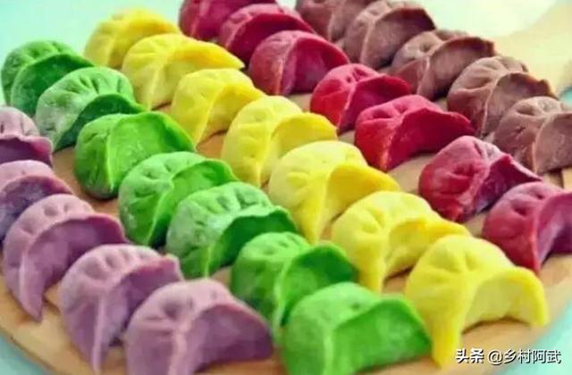 彩色水饺皮怎么做视频
:怎样做彩色饺子才能不变色？  第1张