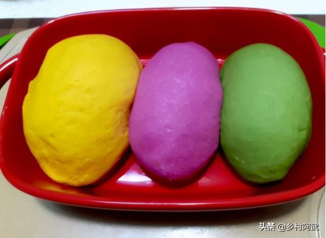 彩色水饺皮怎么做视频
:怎样做彩色饺子才能不变色？  第2张