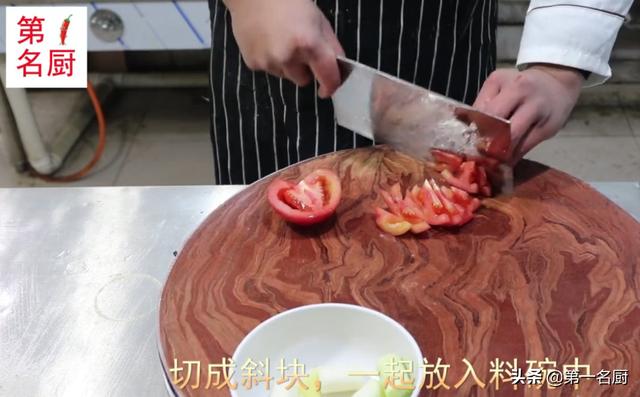 大厨红烧鱼的做法视频
:做红烧鱼是油要放多一点还是水放多一点？怎么做比较好吃？  第3张