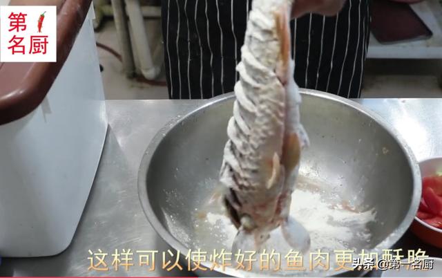大厨红烧鱼的做法视频
:做红烧鱼是油要放多一点还是水放多一点？怎么做比较好吃？  第4张