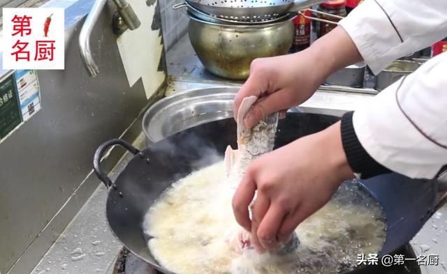 大厨红烧鱼的做法视频
:做红烧鱼是油要放多一点还是水放多一点？怎么做比较好吃？  第5张