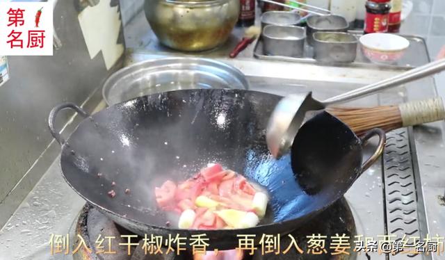 大厨红烧鱼的做法视频
:做红烧鱼是油要放多一点还是水放多一点？怎么做比较好吃？  第6张