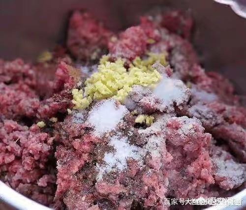 宫廷牛肉饼的做法视频
:牛肉馅饼怎么调馅，都放什么？  第1张