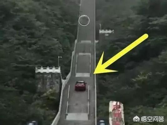 路虎广告视频
:路虎天门山事件沸沸扬扬的，现在路虎的天门山广告片已在媒体投放，大家怎么看？  第2张
