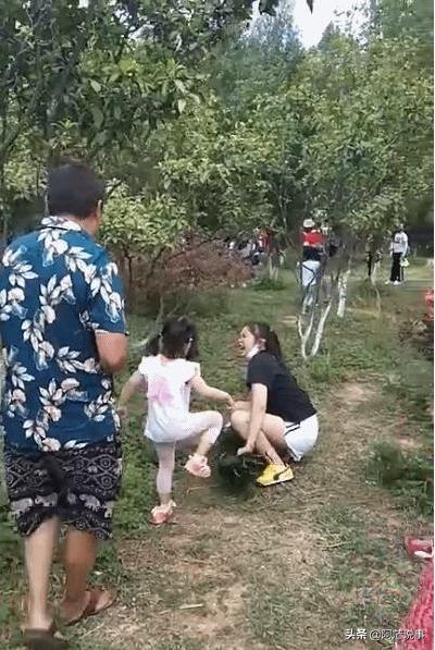 孔雀短视频
:女子强抱孔雀拍照，还拔羽毛给孩子玩，孔雀惨叫连连，你有何看法？  第5张