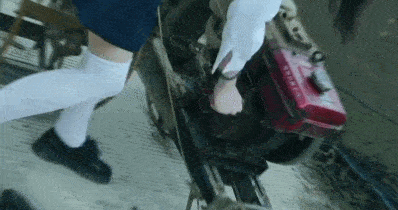 短丝足视频
:国产JK女孩穿着制服丝袜在老家养猪，此类短视频播放量均超千万，你怎么看？  第2张