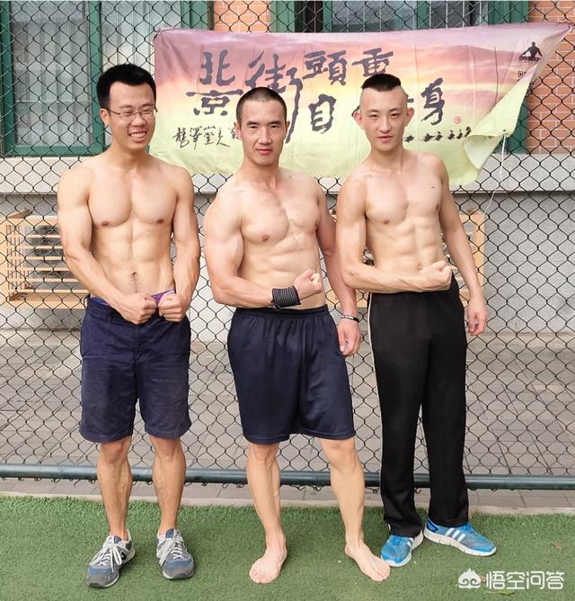 男生腹肌短视频
:为什么抖音快手里有那么多肌肉男，现实生活中却很少碰到？  第3张