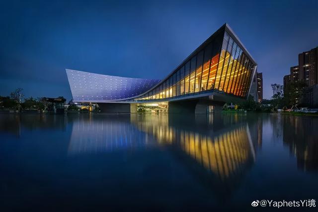 对称式构图(对称式构图达到的效果一般不包含 )  第2张