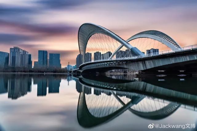 对称式构图(对称式构图达到的效果一般不包含 )  第4张