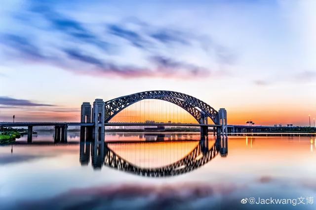 对称式构图(对称式构图达到的效果一般不包含 )  第5张