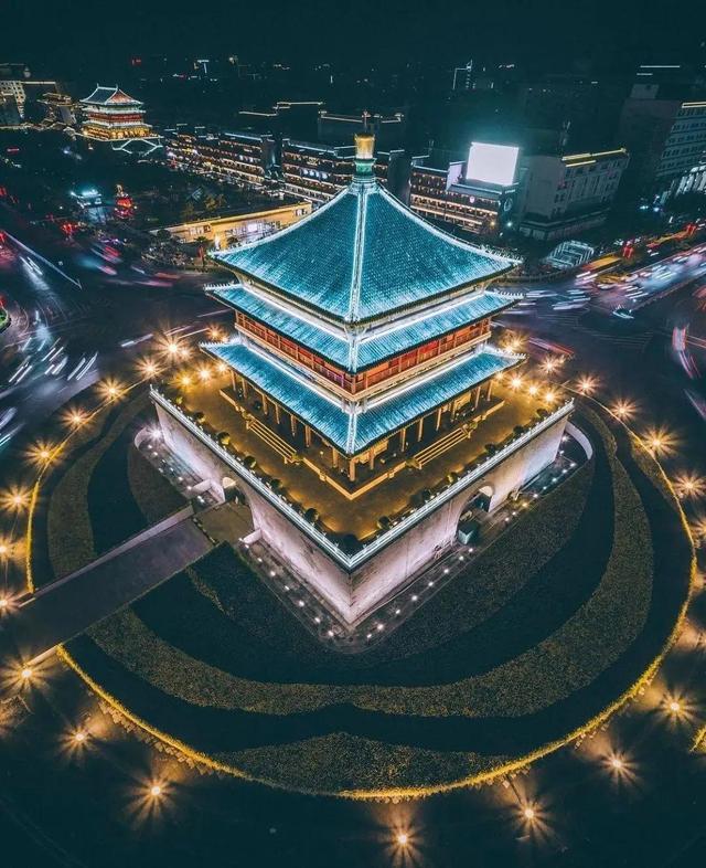 对称式构图(对称式构图达到的效果一般不包含 )  第6张