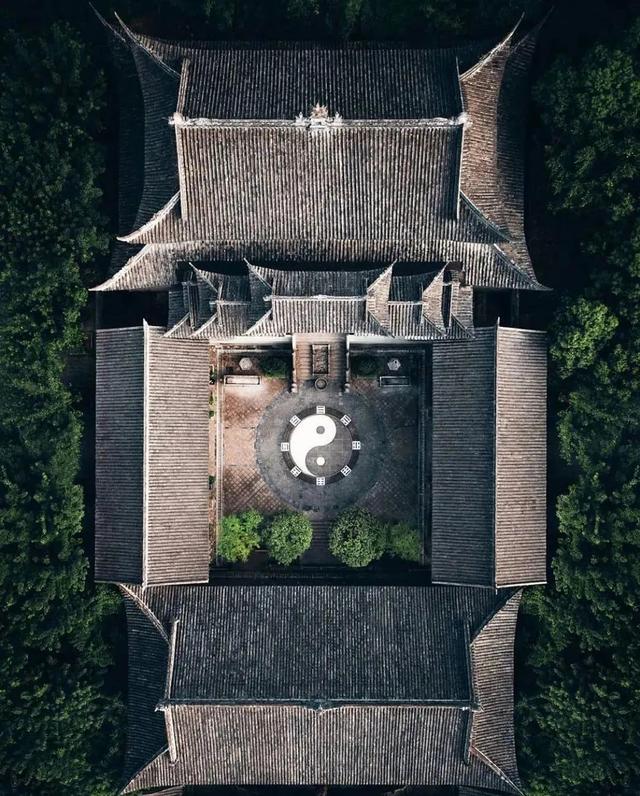 对称式构图(对称式构图达到的效果一般不包含 )  第8张