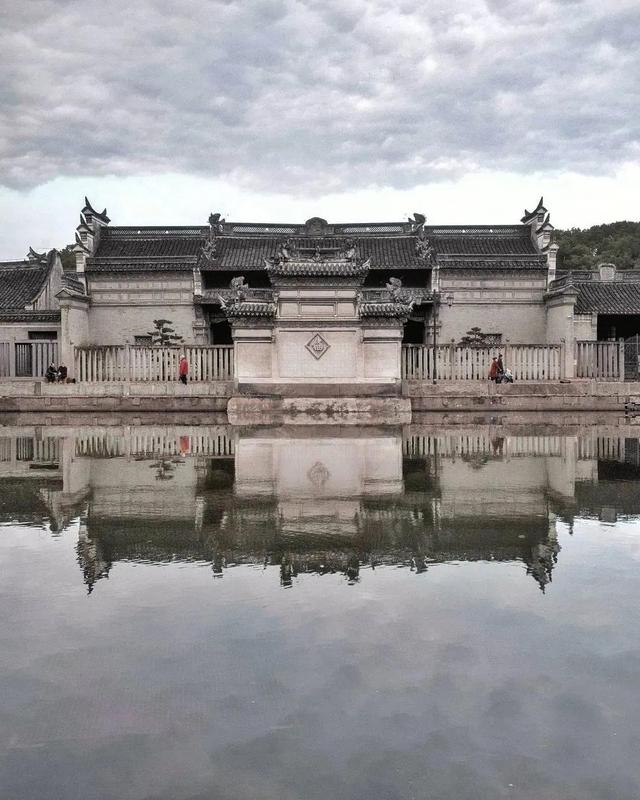 对称式构图(对称式构图达到的效果一般不包含 )  第9张