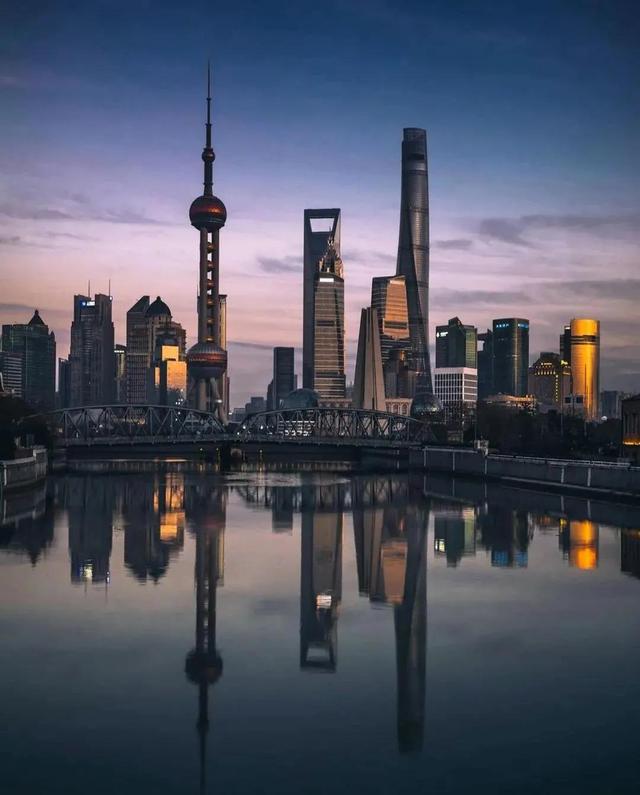 对称式构图(对称式构图达到的效果一般不包含 )  第10张