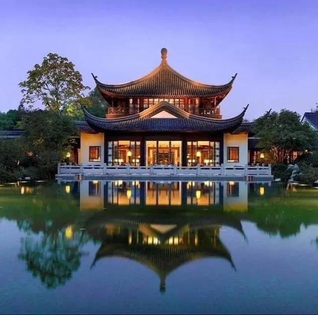 对称式构图(对称式构图达到的效果一般不包含 )  第11张