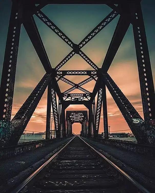 对称式构图(对称式构图达到的效果一般不包含 )  第14张