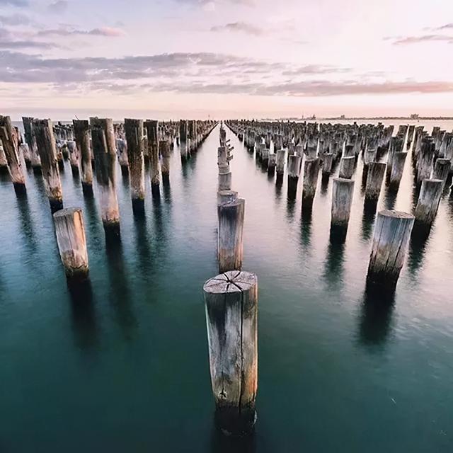 对称式构图(对称式构图达到的效果一般不包含 )  第15张