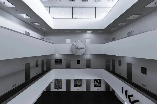 对称式构图(对称式构图达到的效果一般不包含 )  第20张