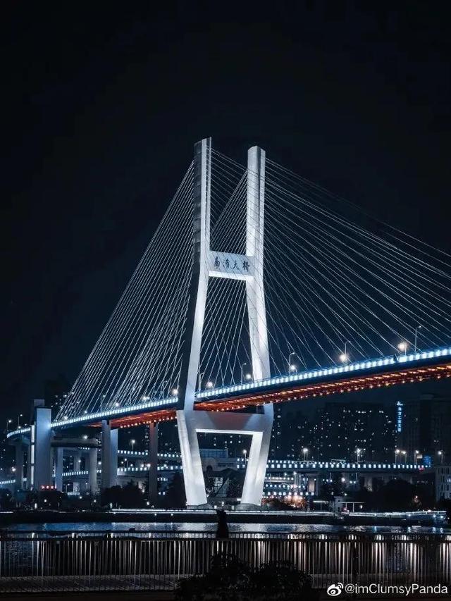 对称式构图(对称式构图达到的效果一般不包含 )  第24张