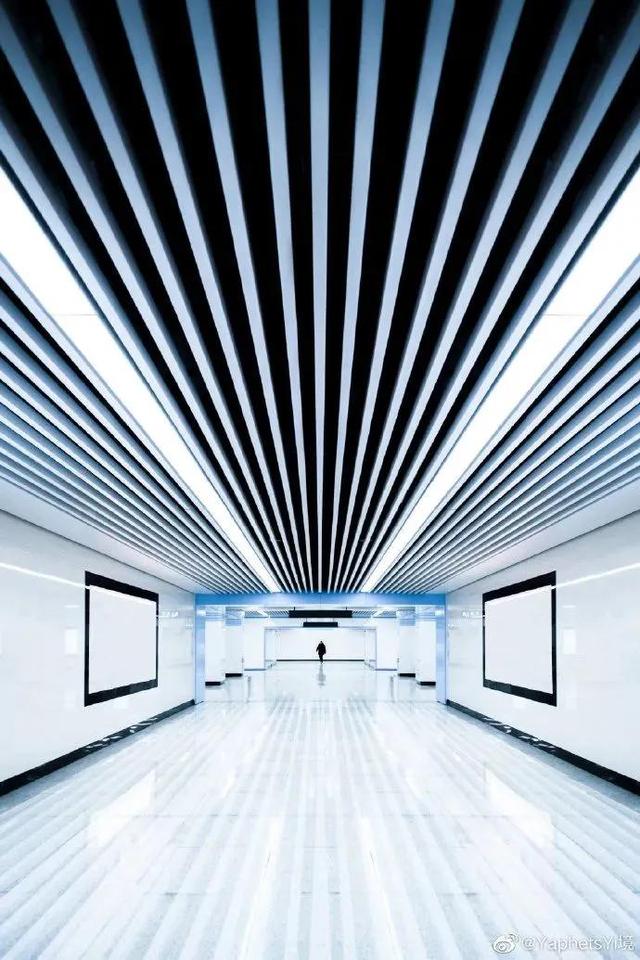 对称式构图(对称式构图达到的效果一般不包含 )  第25张