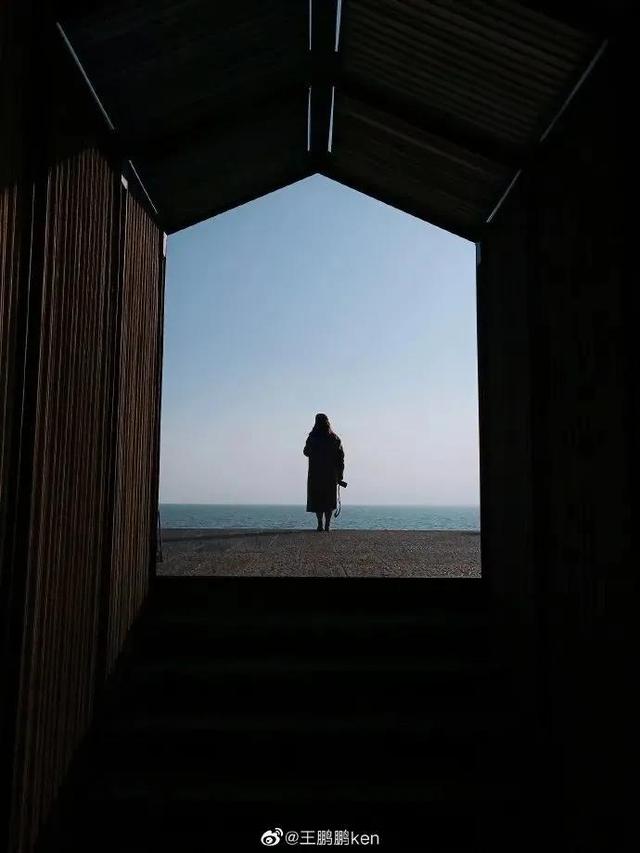 对称式构图(对称式构图达到的效果一般不包含 )  第27张