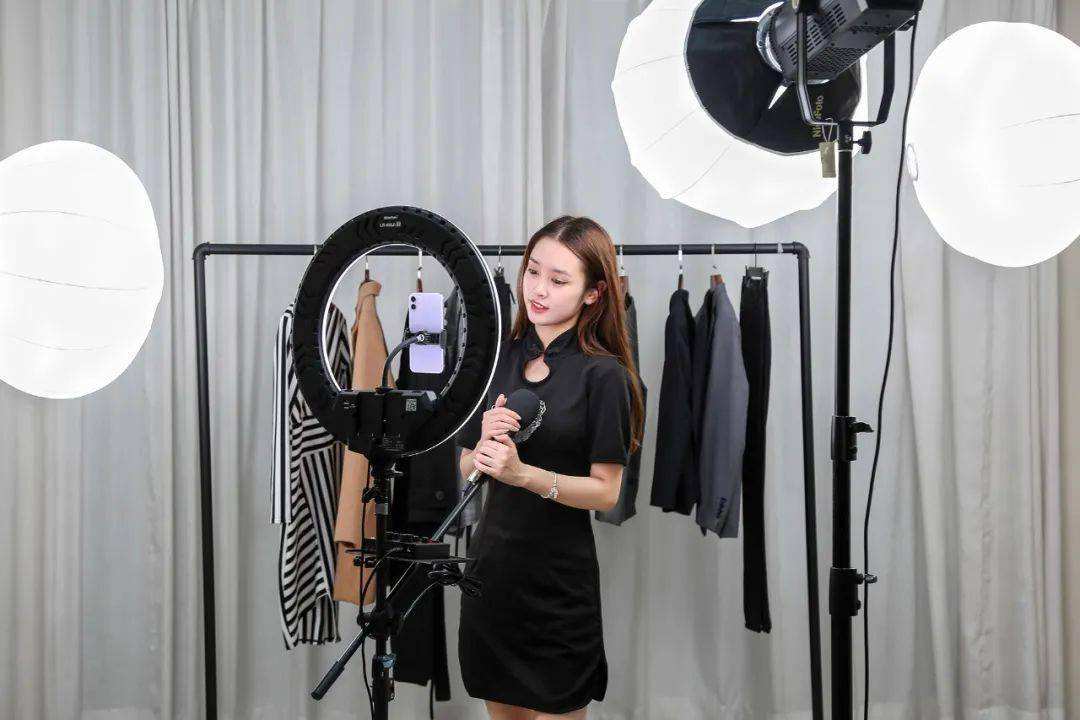 一个新手怎么做直播卖衣服(想做直播卖衣服不知道怎么入手)  第2张